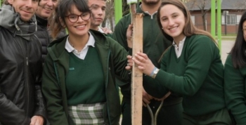 Alumnos de la Escuela San Pablo forestaron y concientizaron en el Día del Árbo