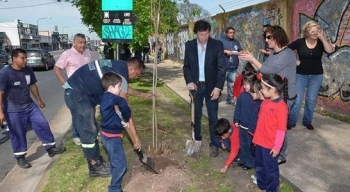 ALUMNOS DE ESCUELAS DE BOULOGNE PLANTARON ÁRBOLES EN LA ZONA DEL ARSENAL