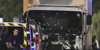 Atentado en Niza: un camión atropelló a una multitud y hay al menos 60 muertos