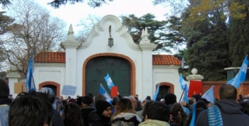 Banderazo multisectorial contra el ajuste y tarifazo en la Quinta de Olivos