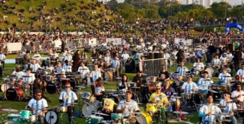 Más de 500 bateristas tocaron juntos por primera vez