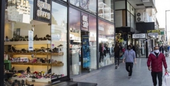 SE PODRÁ PROBAR INDUMENTARIA Y CALZADO DENTRO DE LOS LOCALES DE ROPA 