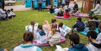 El Bibliomóvil recorre San Fernando para promover la lectura en los barrios