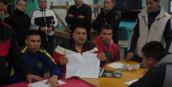 Presos traducen libros al Braille y los donan a escuelas locales