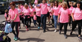 UNA MULTITUD CAMINÓ EN SAN ISIDRO PARA CONCIENTIZAR SOBRE EL CÁNCER DE MAMA