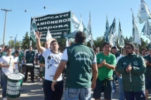 Camioneros van a paritaria y hay temor de protestas el fin de semana largo