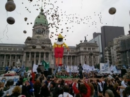Con Globos Negros cerró la Carpa de la Salud Pública frente al Congreso