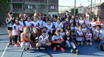 SAN ISIDRO: LAS LEONAS DIERON UNA CLÍNICA DE HOCKEY EN EL BARRIO LA CAVA