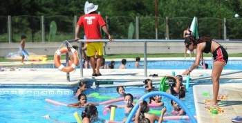 Unos 300 niños disfrutan de las Escuelas Abiertas en Verano