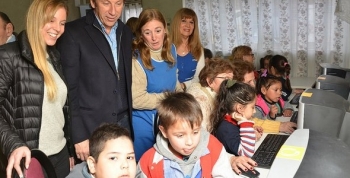 VILLA ADELINA: ENTREGARON COMPUTADORAS RECICLADAS A CENTRO DE JUBILADOS Y A JARDINES DE INFANTES