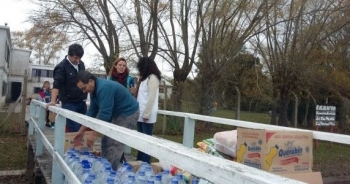 Entrega de donaciones a los isleños afectados por las inundaciones