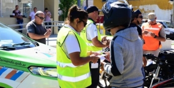 Controles de tránsito de día y de noche en San Fernando