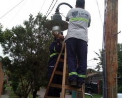 Con fondos propios, el Municipio de Tigre sumó luminarias de veredas en Ricardo Rojas