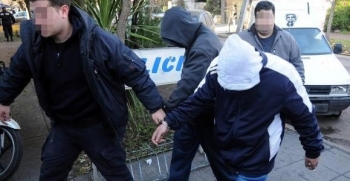 Desbaratan una banda que utilizaba vestimenta de policías para robar