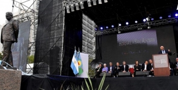 El Senado Provincial homenajeó a Alfonsín con una estatua en La Plata