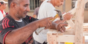 Internos bonaerenses producen y donan mil muebles a entidades de Salta 