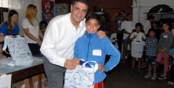 Jorge Macri entregó kits escolares a los chicos del CBI La Loma