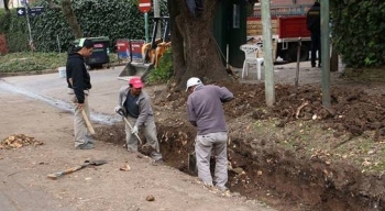 SAN ISIDRO: ENTUBAN ZANJA EN CALLE LAPRIDA PARA MEJORAR LA RED HIDRÁULICA 