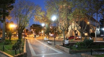 EL MUNICIPIO RENOVÓ LUMINARIAS EN LA PLAZA 9 DE JULIO DE MARTÍNEZ