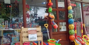 Lanzan bibliotecas con libros gratuitos en los comercios de Martínez