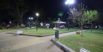EL MUNICIPIO RENOVÓ LAS LUMINARIAS EN LA PLAZA ALMIRANTE BROWN DE VILLA ADELINA
