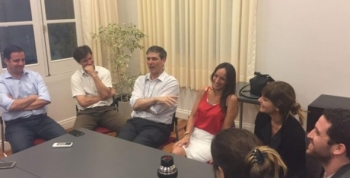 MALENA Y EL PADRE RODRIGO ZARAZAGA, JUNTOS A FAVOR DE LA PARIDAD