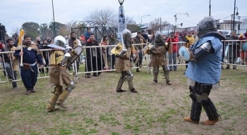 EN VILLA ADELINA SE REALIZÓ EL PRIMER TORNEO DE COMBATE MEDIEVAL FEMENINO 
