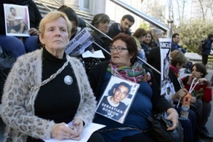La madre de Miguel Bru se encadenó en Tribunales para pedir que aparten al fiscal 
