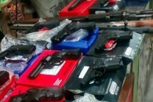 Allanan una armería que vendía ilegalmente armas a delincuentes: hay 10 detenidos