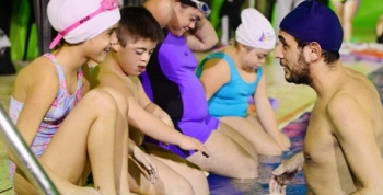 Cada vez más chicos especiales aprenden a nadar en San Fernando