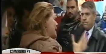 Militantes agredieron a una periodista en las puertas de tribunales en marcha a favor de Cristina