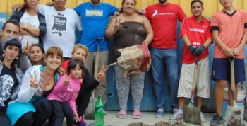 Joaquín Noya participó en una jornada solidaria en el barrio La Loma de Olivos