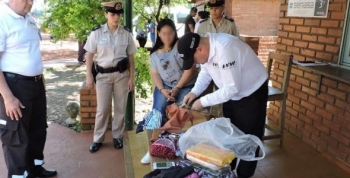 DETUVIERON A UNA MUJER QUE INGRESABA AL PAÍS TRANSPORTANDO COCAÍNA Y PASTA BASE