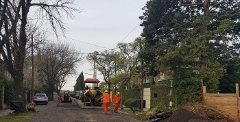 EL MUNICIPIO RENUEVA PAVIMENTOS EN LAS LOMAS DE SAN ISIDRO