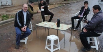 Vecinos indignados hicieron Polémica en el bache en Pilar