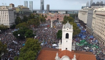 Amplia convocatoria en Plaza de Mayo a 40 años del último golpe militar