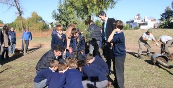 POSSE Y ALUMNOS DEL SAN JUAN PLANTARON ÁRBOLES EN EL PARQUE PÚBLICO DEL PUERTO DE SAN ISIDRO