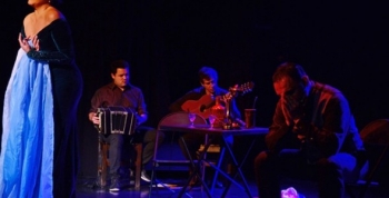 A sala llena, se presentó A que la luna nos llame en el Teatro Martinelli