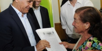 Daniel Salvador participó de la entrega de escrituras en Pilar