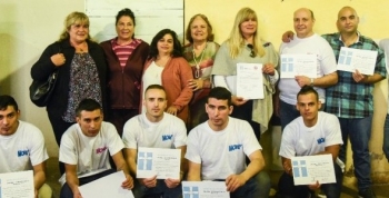 Internos de La Plata repararon 21 computadoras y las donaron a escuelas rurales de Pila