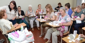 TALLER DE BELLEZA PARA MUJERES EN QUIMIOTERAPIA EN EL HOSPITAL CENTRAL DE SAN ISIDRO