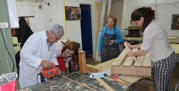 CADA VEZ HAY MÁS PERSONAS EN EL TALLER DE CARPINTERÍA DE SAN ISIDRO 