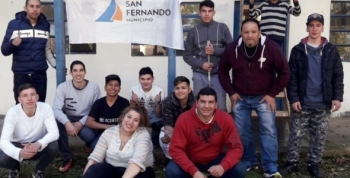 Chicos del Centro Convivencial Terapéutico San Fernando ayudan a refaccionar EPB 12 de islas