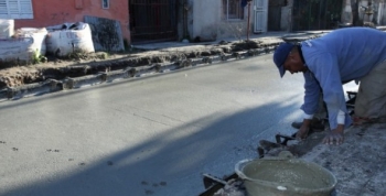 San Martín avanza en la pavimentación de calles de tierra