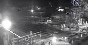 IMPACTANTE CHOQUE ENTRE UN COLECTIVO Y UN TREN