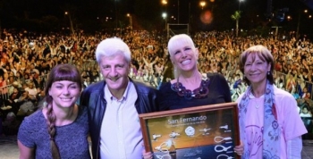 Valeria Lynch celebró ante miles de vecinos el Día de la Mujer en San Fernando