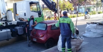 San Fernando limpia sus calles retirando bolsones con restos de materiales de obra