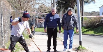 Julio Zamora supervisó las tareas de restauración de veredas en General Pacheco