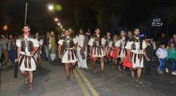 EL VÍA CRUCIS COBRÓ VIDA EN EL BARRIO LA CAVA