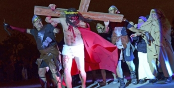 Cientos de sanfernandinos compartieron el Vía Crucis en la Plaza Carlos Gardel